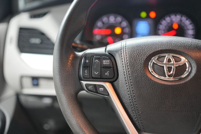 2015 Toyota Sienna LE Image 42 of 58