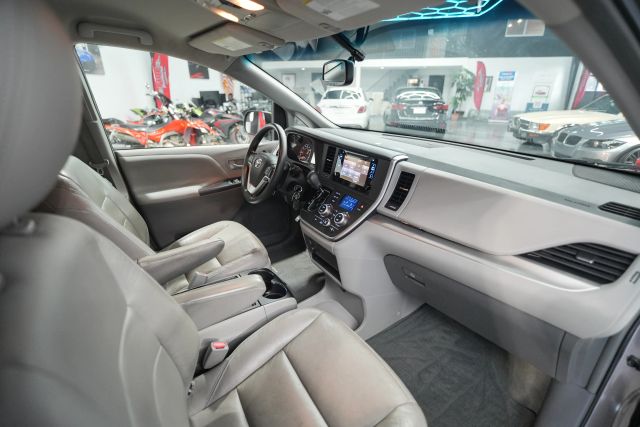 2015 Toyota Sienna LE Image 37 of 58