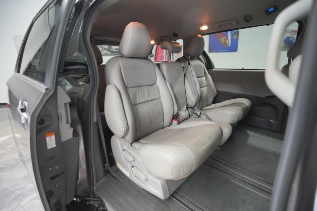 2015 Toyota Sienna LE Image 27 of 58