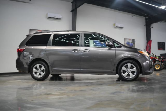 2015 Toyota Sienna LE Image 7 of 58
