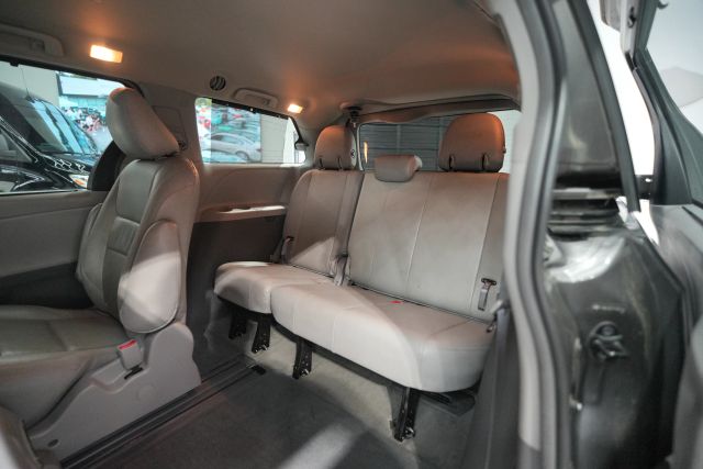 2015 Toyota Sienna LE Image 25 of 58
