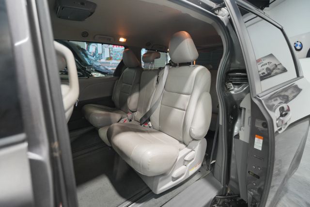 2015 Toyota Sienna LE Image 31 of 58
