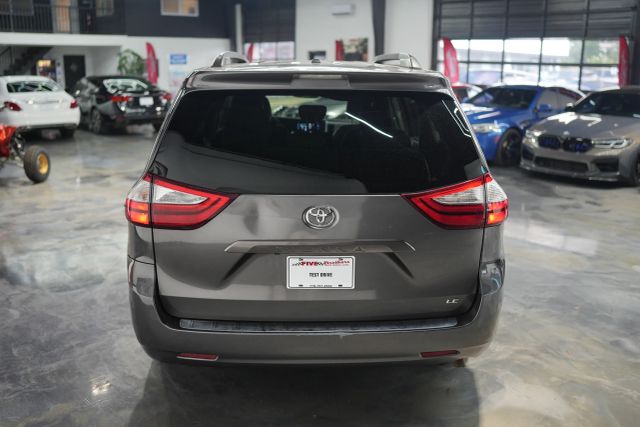 2015 Toyota Sienna LE Image 12 of 58