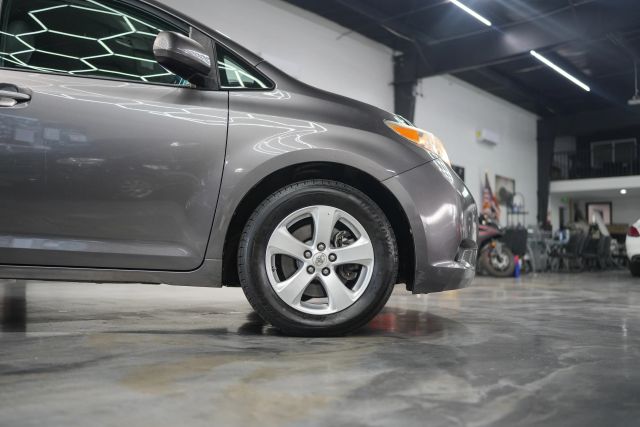 2015 Toyota Sienna LE Image 23 of 58