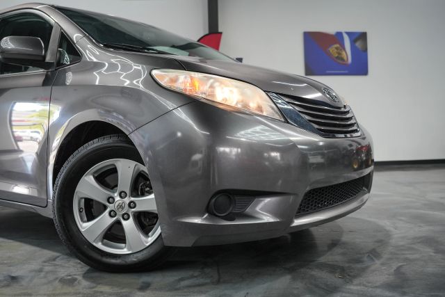 2015 Toyota Sienna LE Image 6 of 58