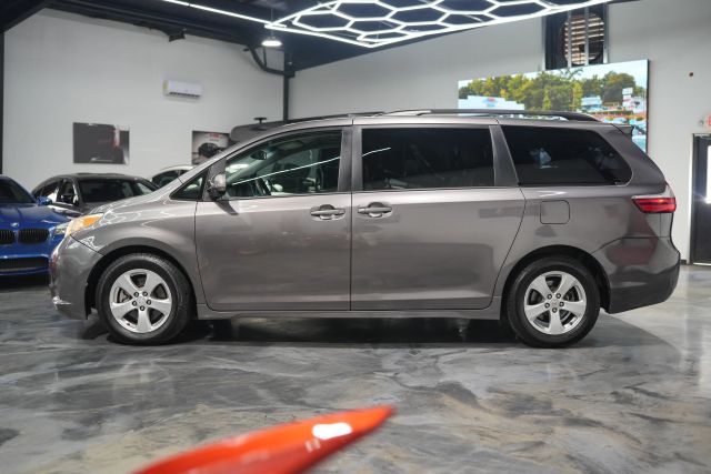 2015 Toyota Sienna LE Image 16 of 58