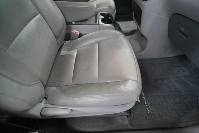 2015 Toyota Sienna LE Image 29 of 58