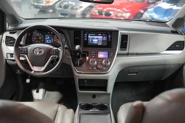 2015 Toyota Sienna LE Image 35 of 58