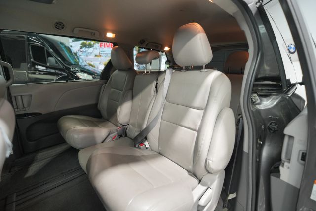 2015 Toyota Sienna LE Image 26 of 58