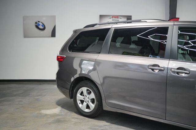 2015 Toyota Sienna LE Image 13 of 58