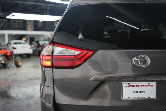 2015 Toyota Sienna LE Image 58 of 58