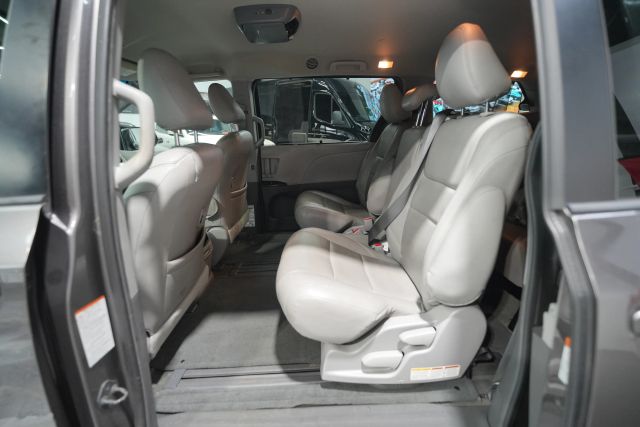 2015 Toyota Sienna LE Image 32 of 58