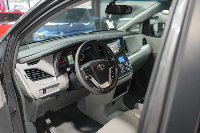 2015 Toyota Sienna LE Image 36 of 58