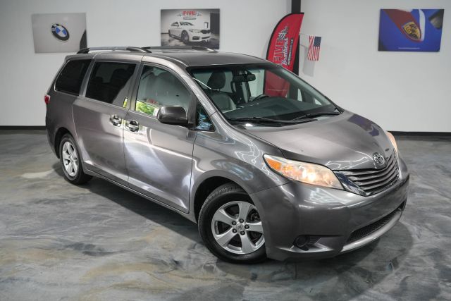 2015 Toyota Sienna LE Image 3 of 58