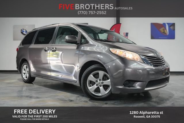 2015 Toyota Sienna LE Image 5 of 58