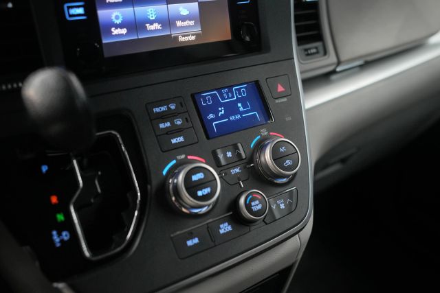 2015 Toyota Sienna LE Image 51 of 58