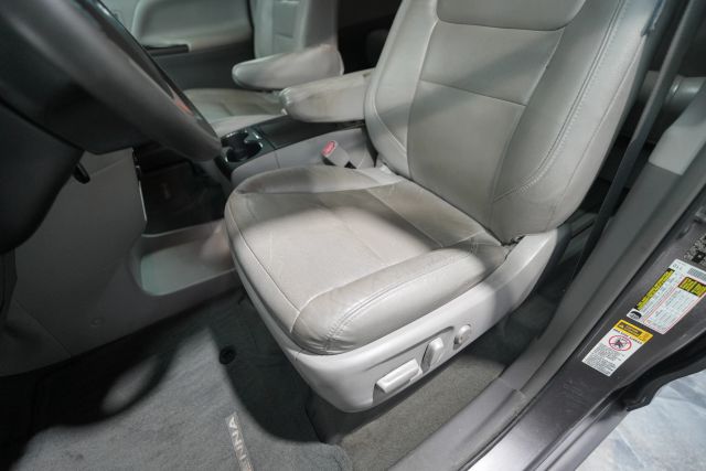 2015 Toyota Sienna LE Image 34 of 58