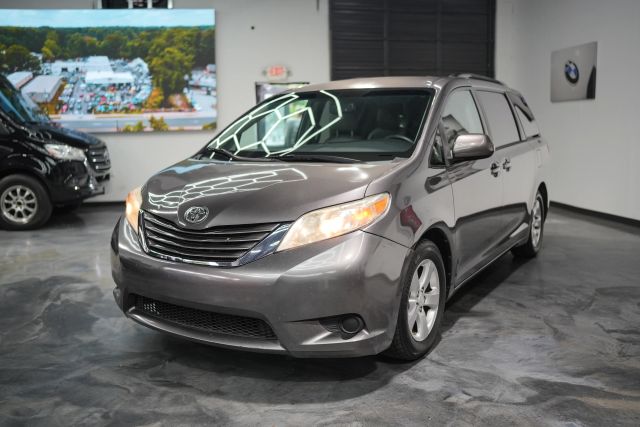 2015 Toyota Sienna LE Image 1 of 58