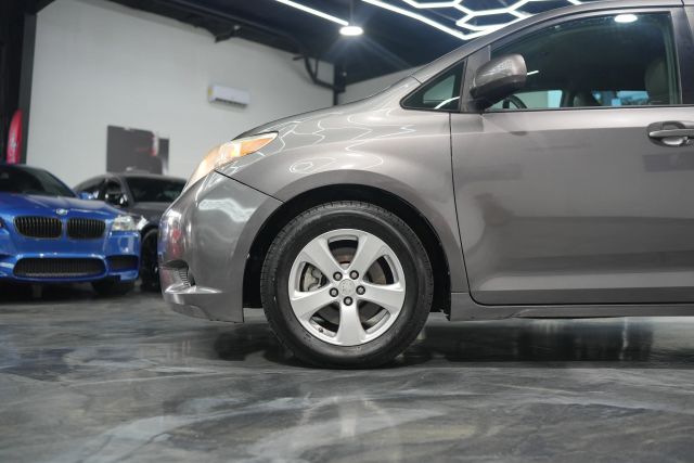 2015 Toyota Sienna LE Image 20 of 58