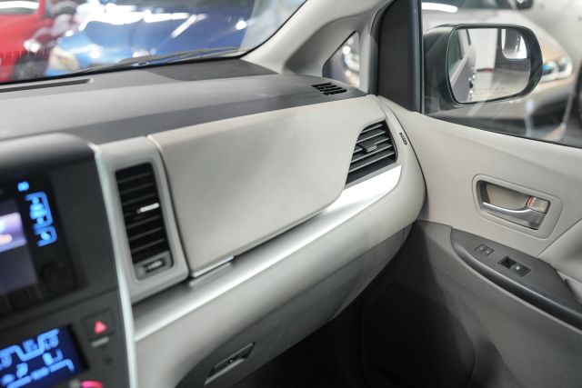 2015 Toyota Sienna LE Image 39 of 58