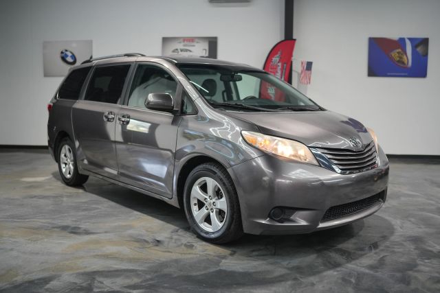 2015 Toyota Sienna LE Image 4 of 58