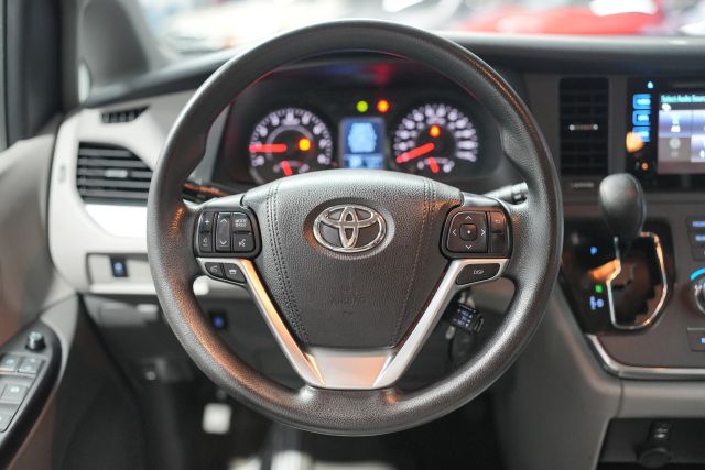 2015 Toyota Sienna LE Image 41 of 58