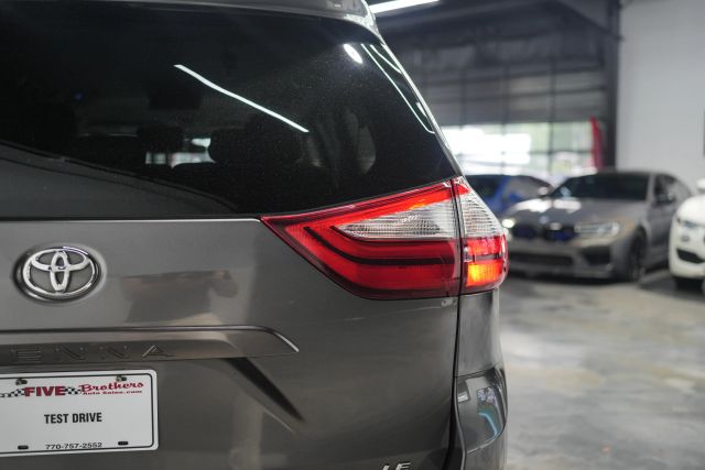 2015 Toyota Sienna LE Image 55 of 58