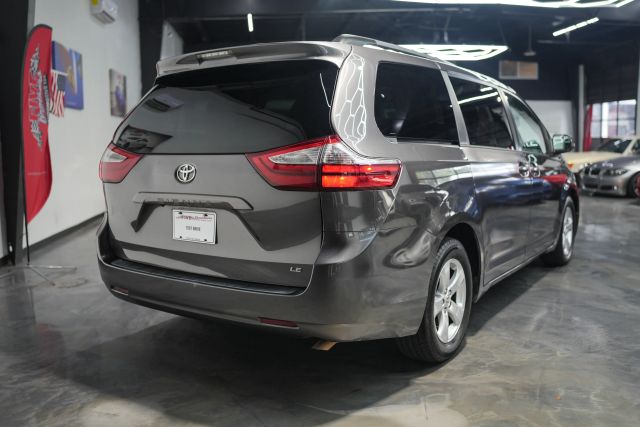 2015 Toyota Sienna LE Image 9 of 58