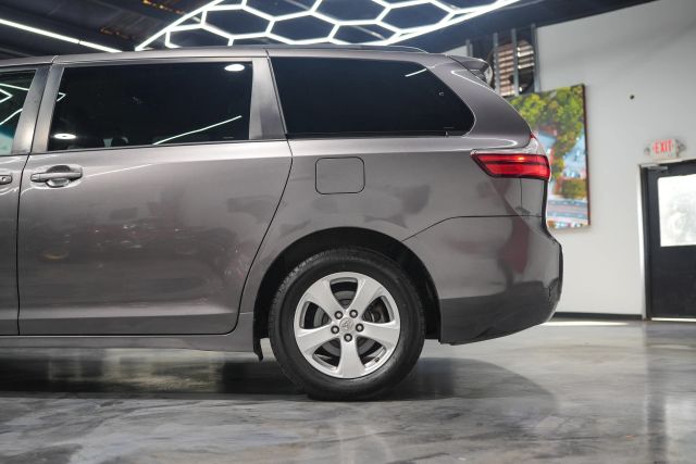 2015 Toyota Sienna LE Image 15 of 58