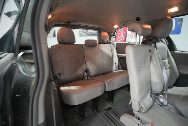 2015 Toyota Sienna LE Image 30 of 58