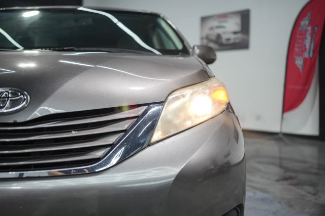 2015 Toyota Sienna LE Image 57 of 58