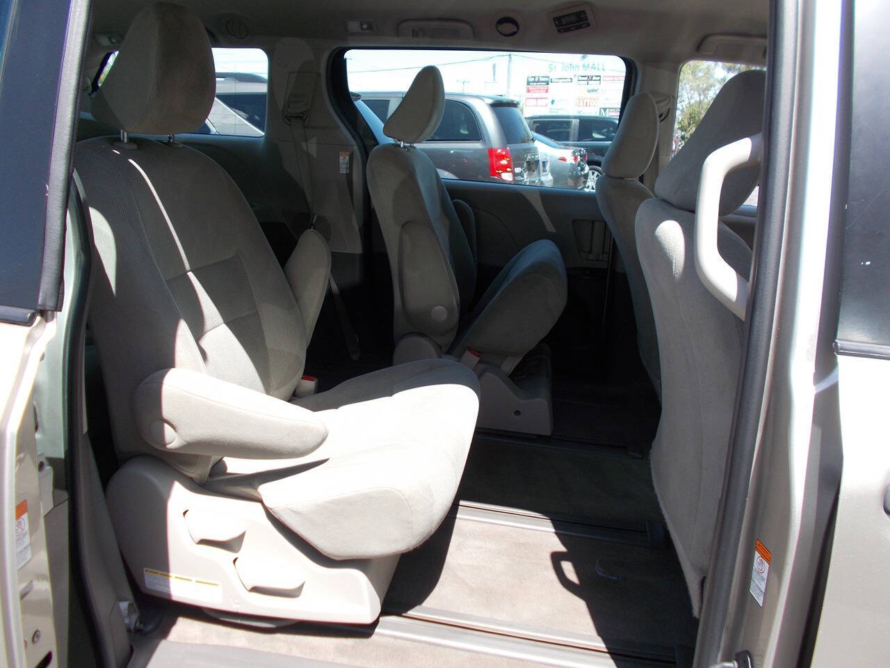 Vehicle image 16 of 23