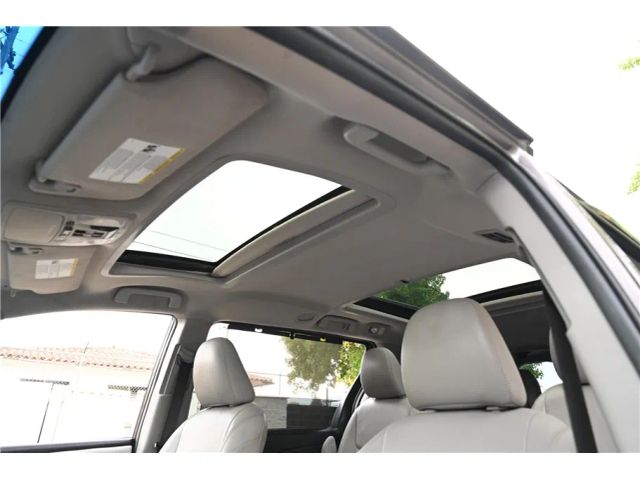 2015 Toyota Sienna Limited Image 17 of 26
