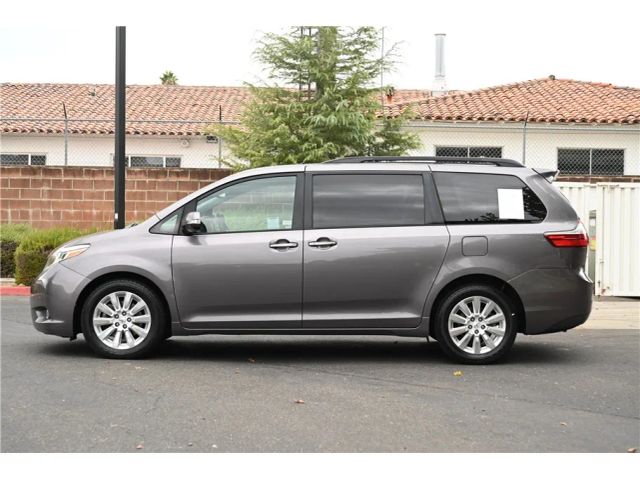 2015 Toyota Sienna Limited Image 8 of 26
