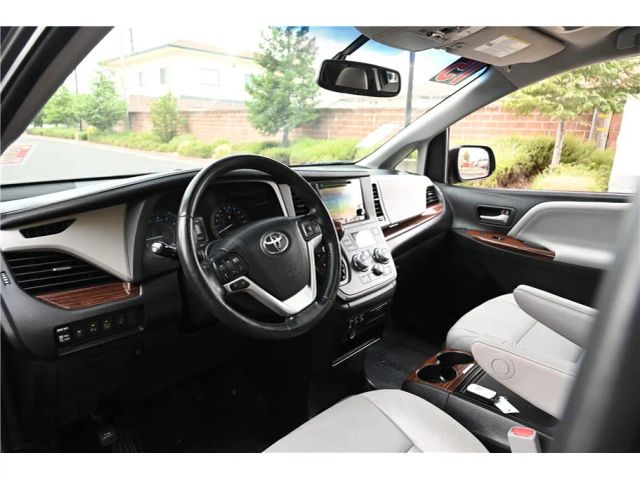2015 Toyota Sienna Limited Image 20 of 26