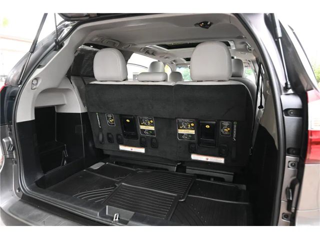 2015 Toyota Sienna Limited Image 10 of 26