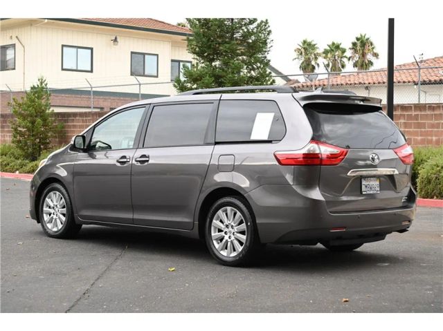 2015 Toyota Sienna Limited Image 7 of 26