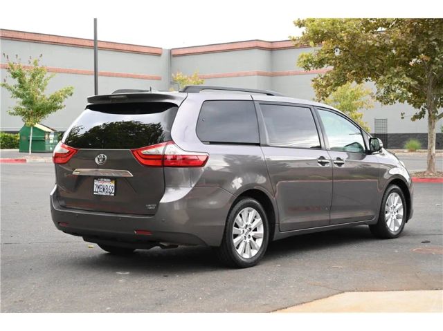 2015 Toyota Sienna Limited Image 5 of 26