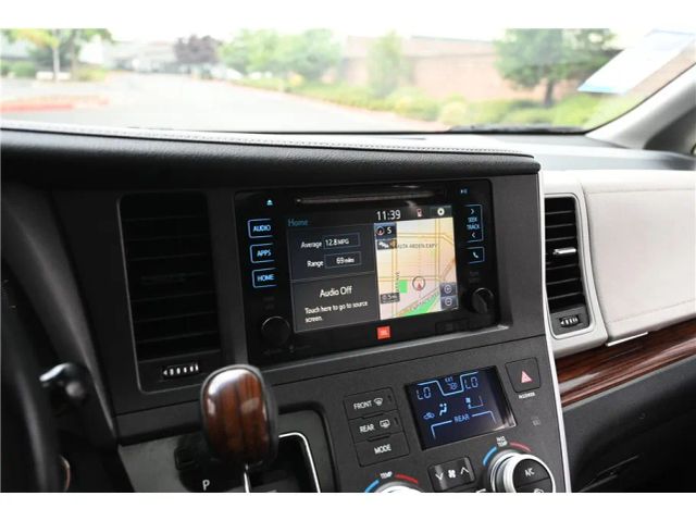 2015 Toyota Sienna Limited Image 23 of 26