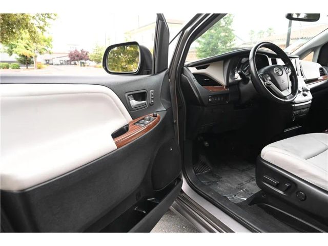 2015 Toyota Sienna Limited Image 19 of 26