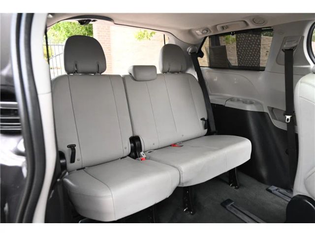 2015 Toyota Sienna Limited Image 14 of 26