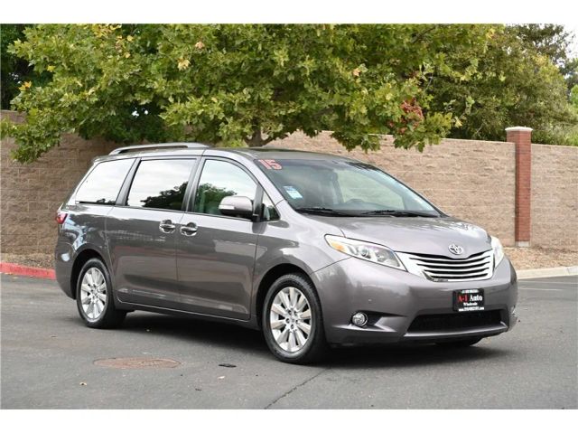 2015 Toyota Sienna Limited Image 3 of 26