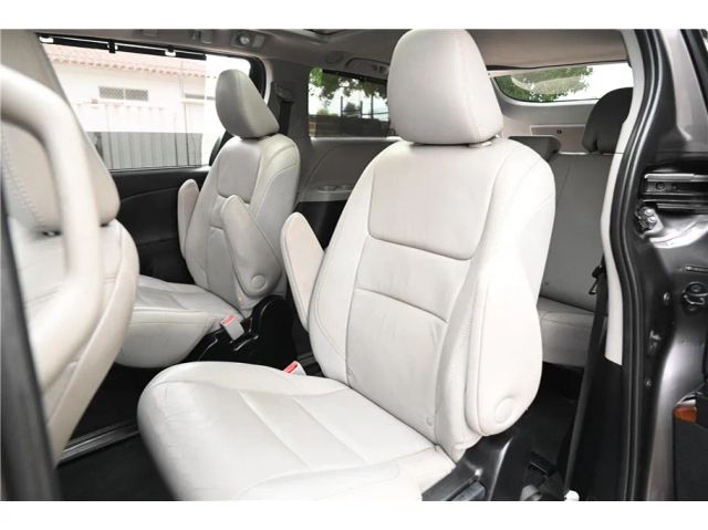 2015 Toyota Sienna Limited Image 15 of 26