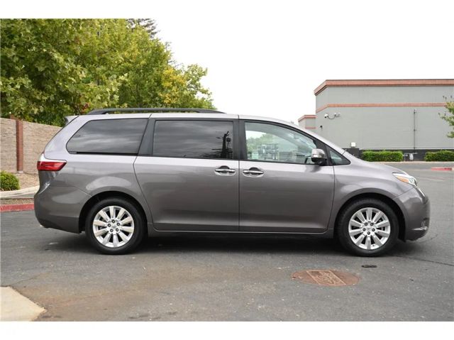 2015 Toyota Sienna Limited Image 4 of 26