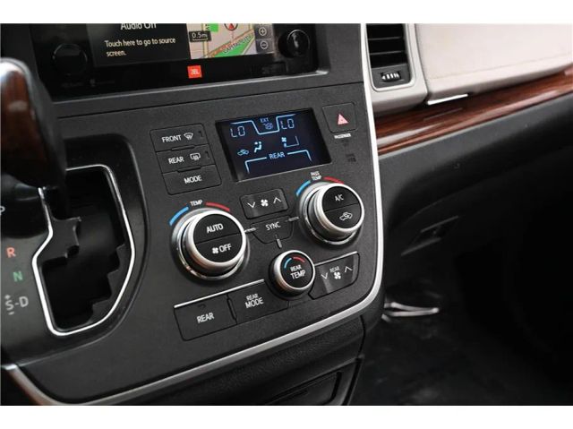 2015 Toyota Sienna Limited Image 24 of 26