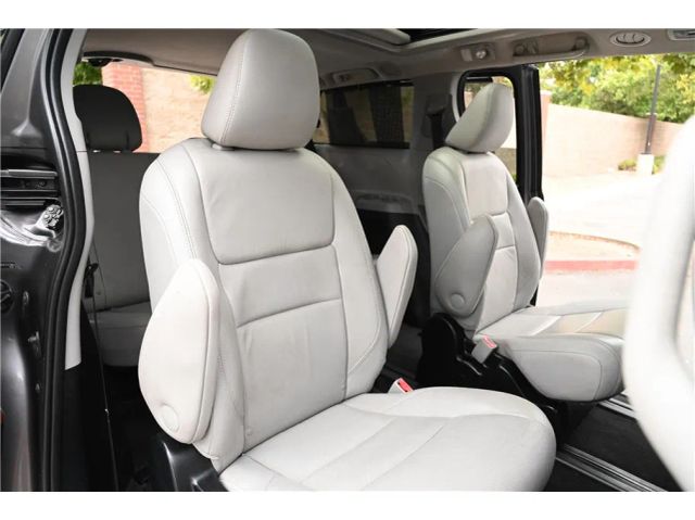 2015 Toyota Sienna Limited Image 11 of 26
