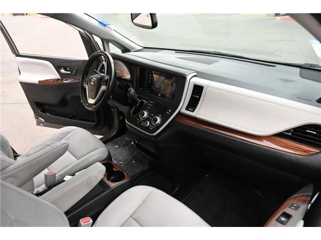 2015 Toyota Sienna Limited Image 18 of 26