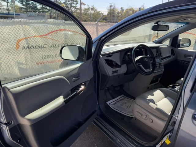 Vehicle image 14 of 45
