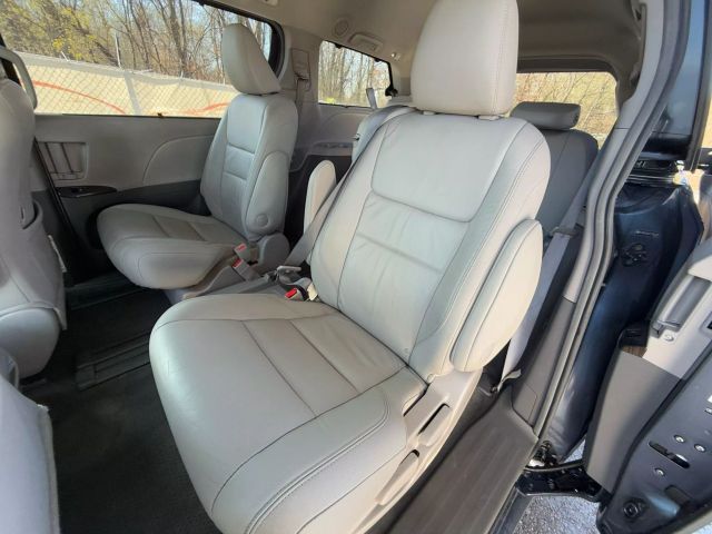 Vehicle image 18 of 45