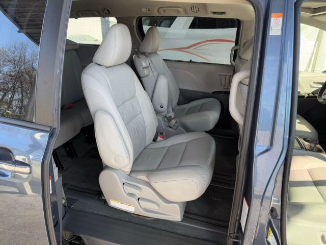 Vehicle image 21 of 45